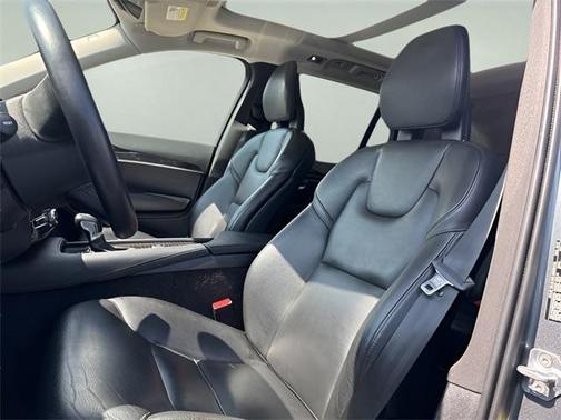 2018 Volvo XC90 T6 Momentum