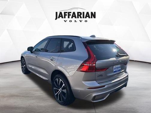 2023 Volvo XC60 B5 Plus Dark Theme