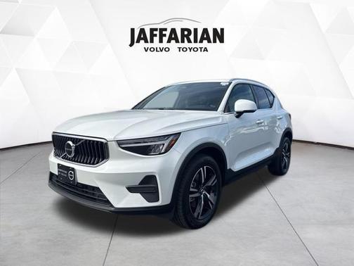 2025 Volvo XC40 B5 Core Bright Theme