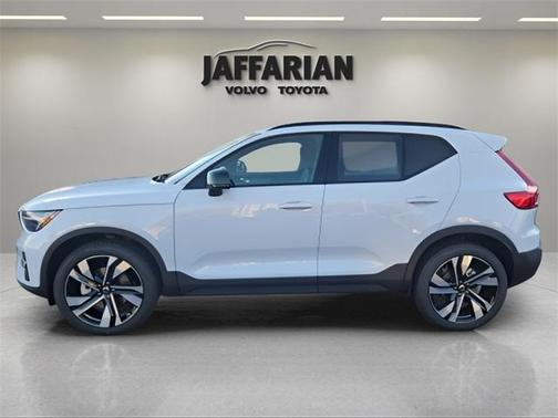2025 Volvo XC40 B5 Plus Dark Theme