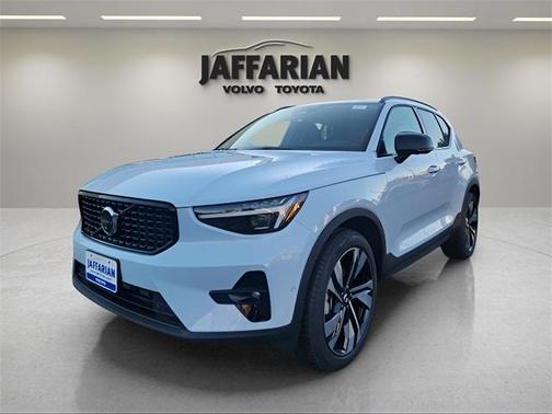 2025 Volvo XC40 B5 Plus Dark Theme