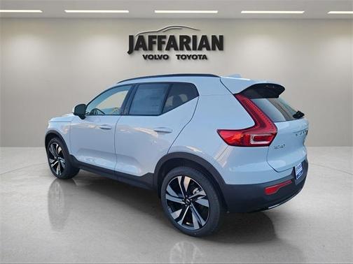 2025 Volvo XC40 B5 Plus Dark Theme