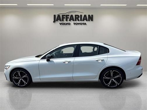 2023 Volvo S60 B5 Plus Dark Theme