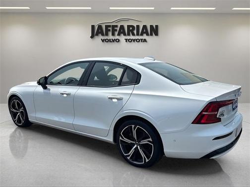 2023 Volvo S60 B5 Plus Dark Theme