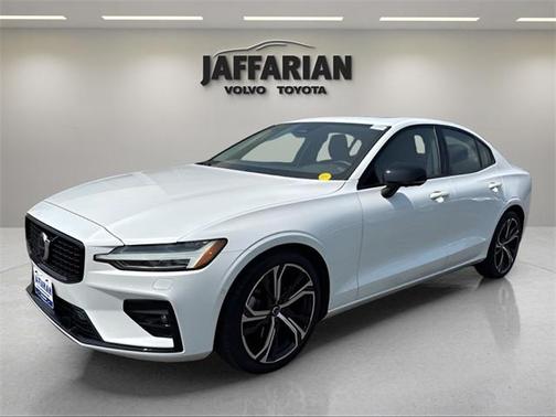 2023 Volvo S60 B5 Plus Dark Theme