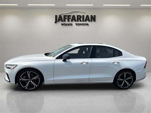 2023 Volvo S60 B5 Plus Dark Theme