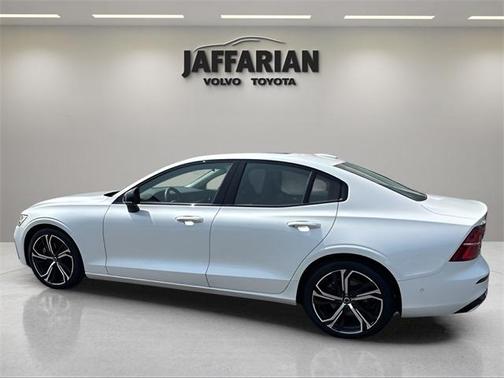 2023 Volvo S60 B5 Plus Dark Theme