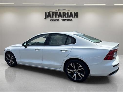 2024 Volvo S60 B5 Core Dark Theme