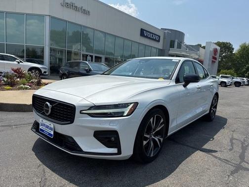 2024 Volvo S60 B5 Core Dark Theme