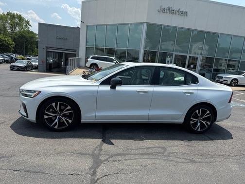 2024 Volvo S60 B5 Core Dark Theme