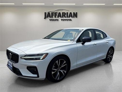 2024 Volvo S60 B5 Core Dark Theme