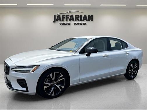 2024 Volvo S60 B5 Core Dark Theme