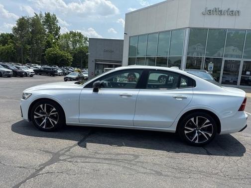 2024 Volvo S60 B5 Core Dark Theme