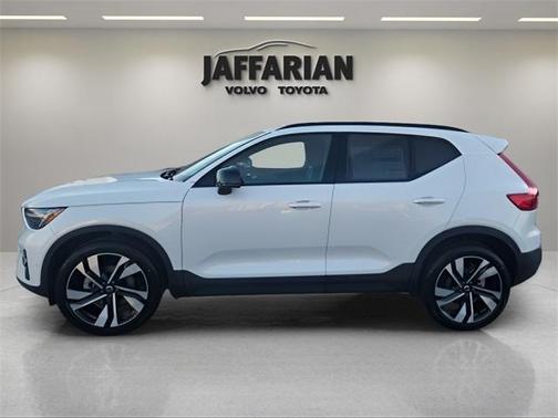 2025 Volvo XC40 B5 Plus Dark Theme