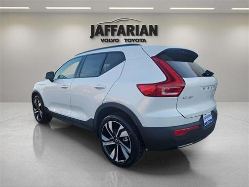 2025 Volvo XC40 B5 Plus Dark Theme