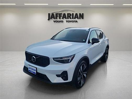 2025 Volvo XC40 B5 Plus Dark Theme