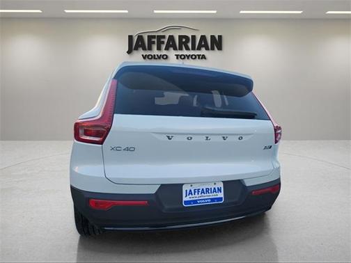 2025 Volvo XC40 B5 Plus Dark Theme