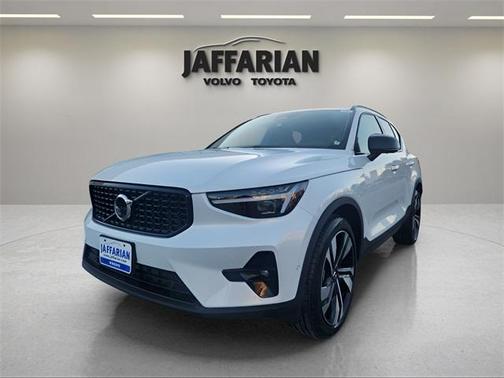 2025 Volvo XC40 B5 Plus Dark Theme