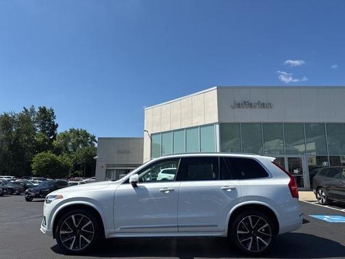 2024 Volvo XC90 B5 Plus Bright Theme