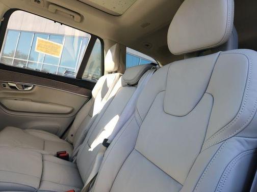 Crystal White Pearl 2026 Volvo XC90 B6 Ultra