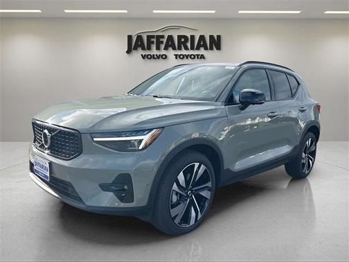 2025 Volvo XC40 B5 Ultra Dark Theme