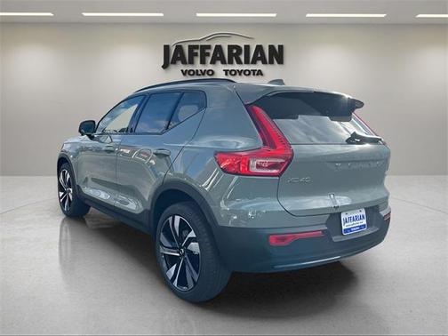 2025 Volvo XC40 B5 Ultra Dark Theme