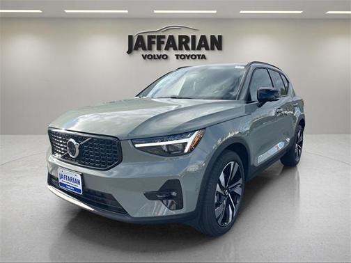 2025 Volvo XC40 B5 Ultra Dark Theme