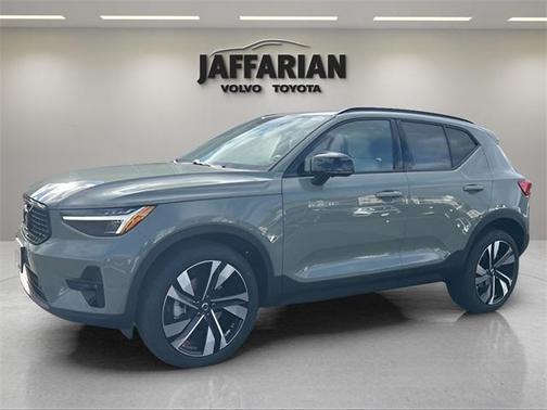 2025 Volvo XC40 B5 Ultra Dark Theme