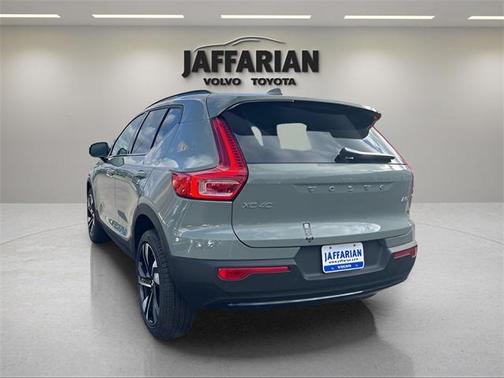 2025 Volvo XC40 B5 Ultra Dark Theme