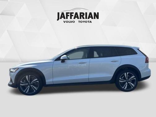 2023 Volvo V60 Cross Country B5 Plus