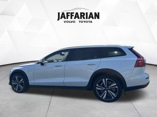 2023 Volvo V60 Cross Country B5 Plus