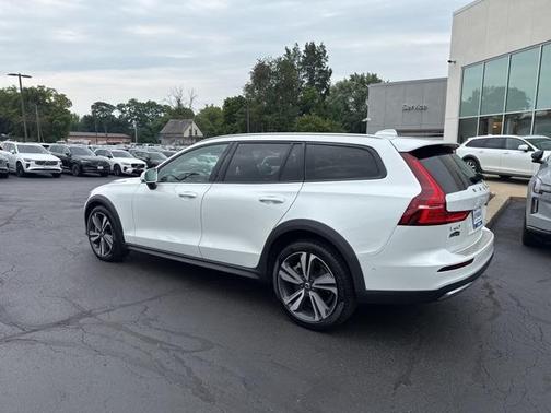 2023 Volvo V60 Cross Country B5 Plus