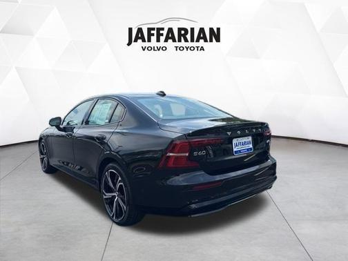 2024 Volvo S60 B5 Ultimate Dark Theme