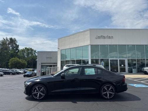 2024 Volvo S60 B5 Ultimate Dark Theme