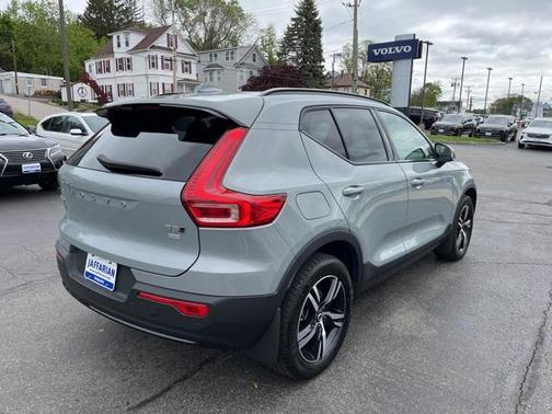 2024 Volvo XC40 B5 Core
