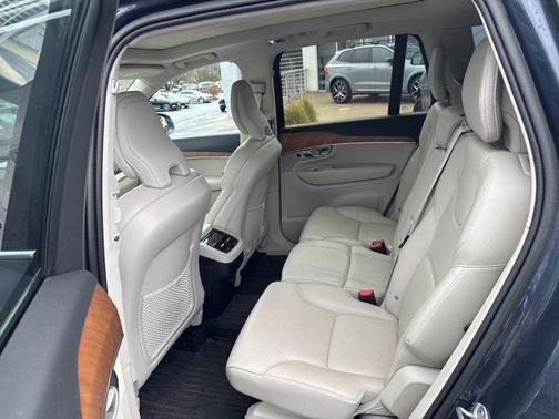 2022 Volvo XC90 T6 Momentum 7 Passenger