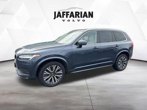 2022 Volvo XC90 T6 Momentum 7 Passenger