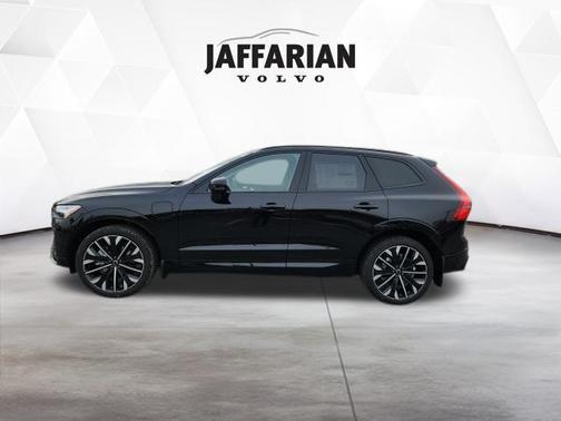 Onyx Black Metallic 2026 Volvo XC60 Plug-In Hybrid T8 Ultra