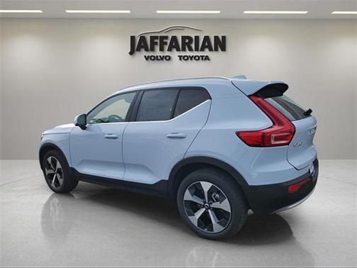 2025 Volvo XC40 B5 Plus Bright Theme