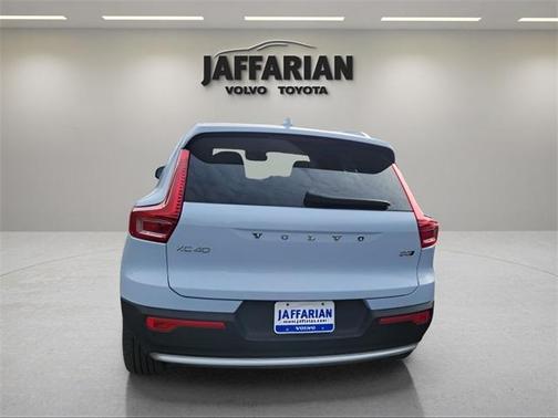2025 Volvo XC40 B5 Plus Bright Theme