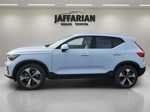 2025 Volvo XC40 B5 Plus Bright Theme