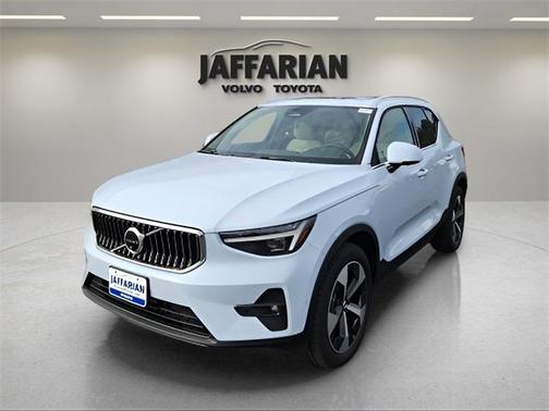 2025 Volvo XC40 B5 Plus Bright Theme