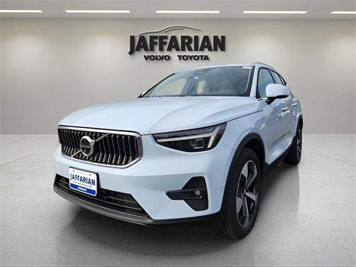 2025 Volvo XC40 B5 Plus Bright Theme