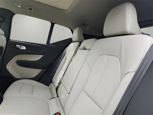 2025 Volvo XC40 B5 Plus Bright Theme