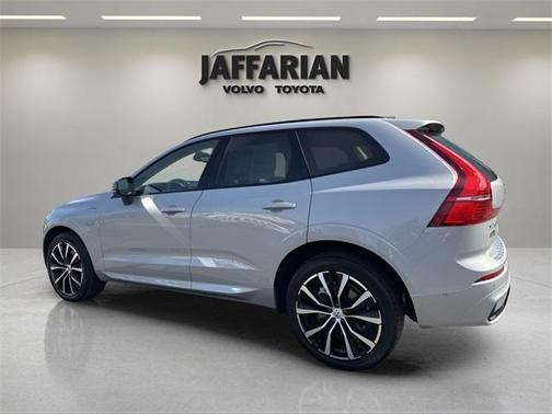 2023 Volvo XC60 Recharge Plug-In Hybrid T8 Plus Dark Theme