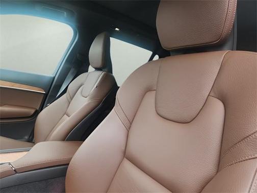 2024 Volvo XC90 B5 Plus Bright Theme