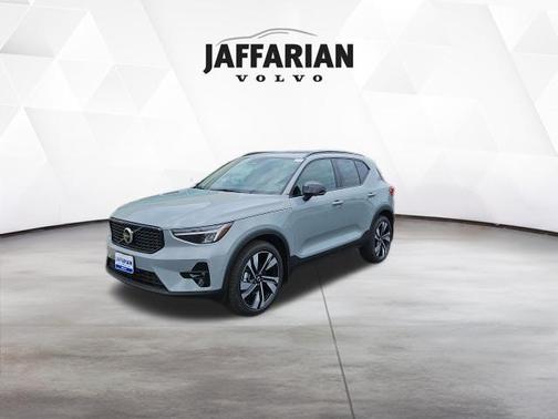 Vapour Grey Metallic 2026 Volvo XC40 Plus, B5 AWD Gas (mild hybrid), Dark