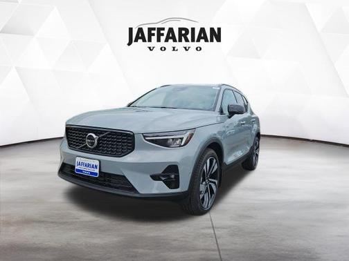 Vapour Grey Metallic 2026 Volvo XC40 Plus, B5 AWD Gas (mild hybrid), Dark
