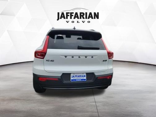 2026 Volvo XC40 B5 Ultra Black Edition