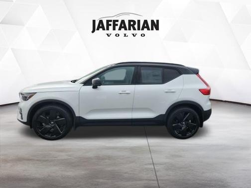 2026 Volvo XC40 B5 Ultra Black Edition